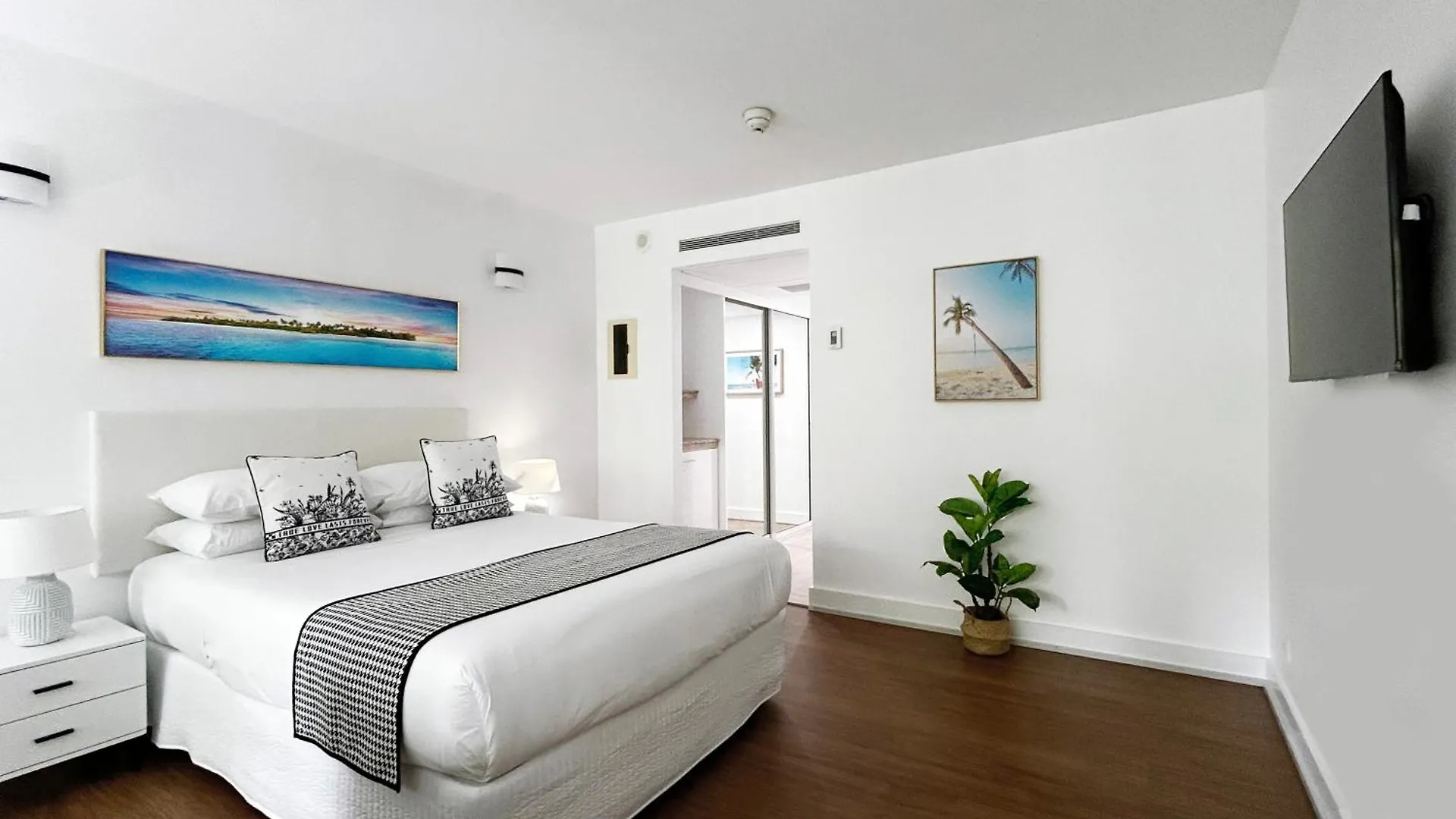Palm Cove Beachside Apartments - Pool And Garden Views