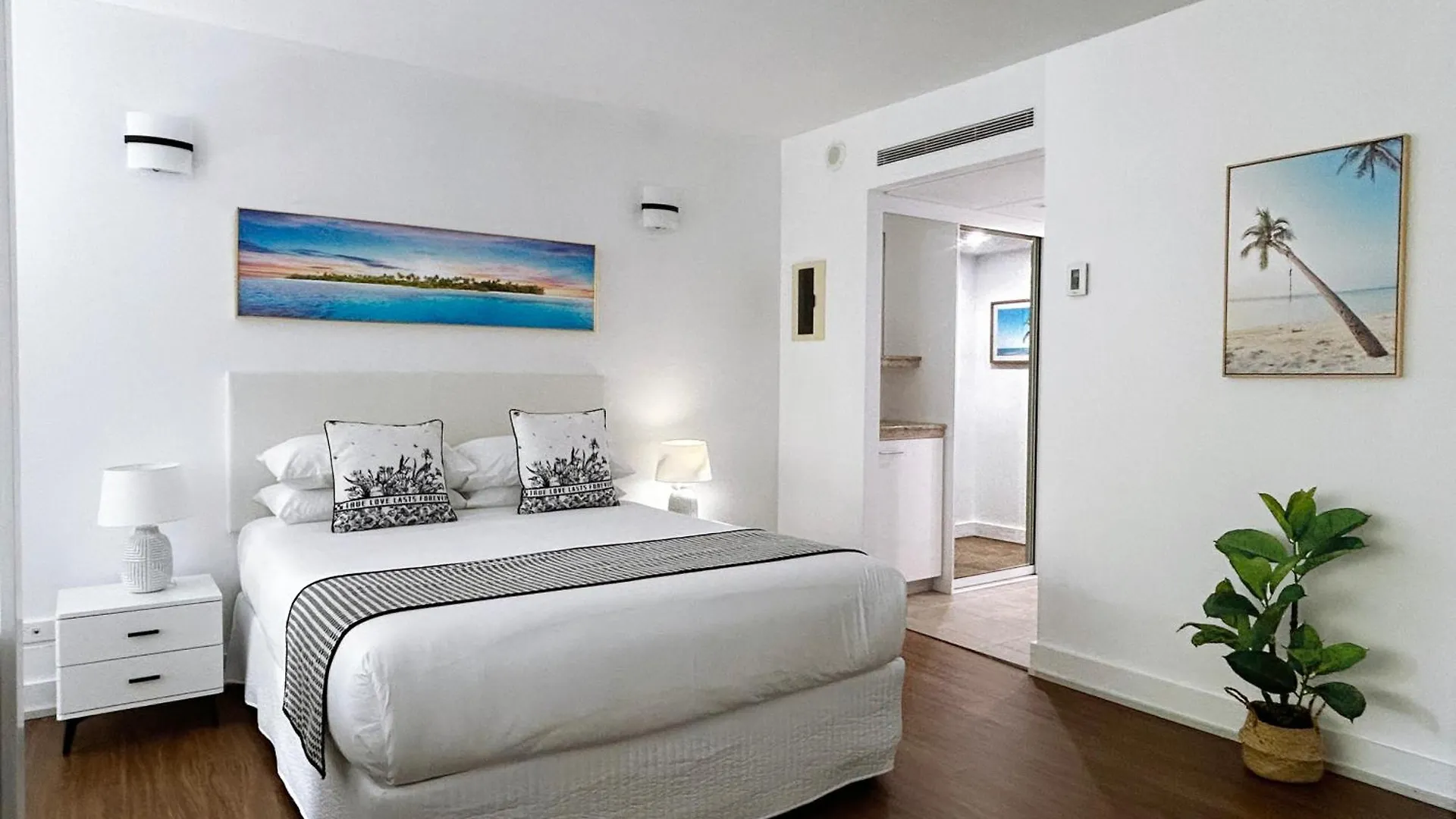 Palm Cove Beachside Apartments - Pool And Garden Views