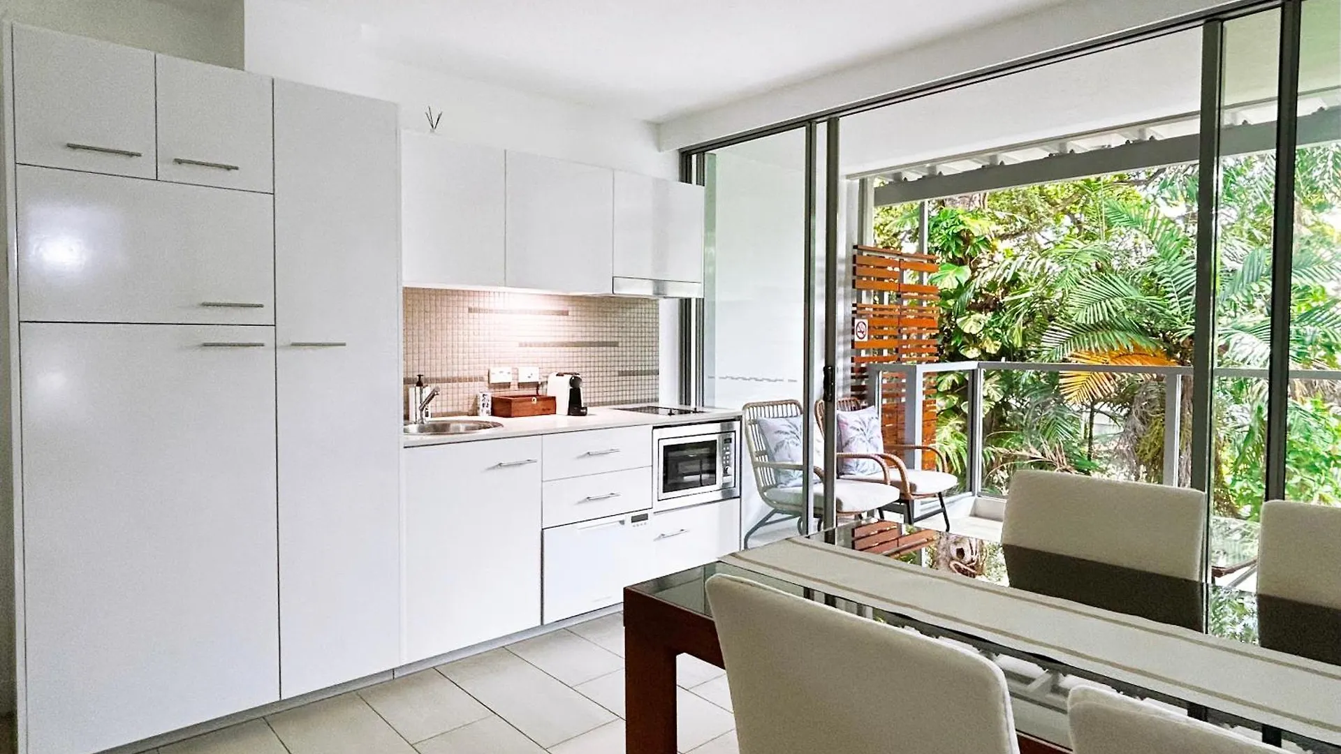 Palm Cove Beachside Apartments - Pool And Garden Views Australia