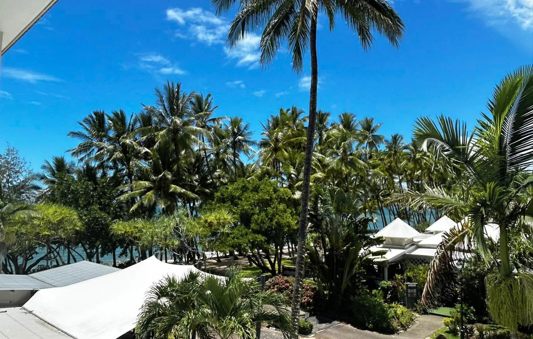 Palm Cove Beachside Apartments - Pool And Garden Views