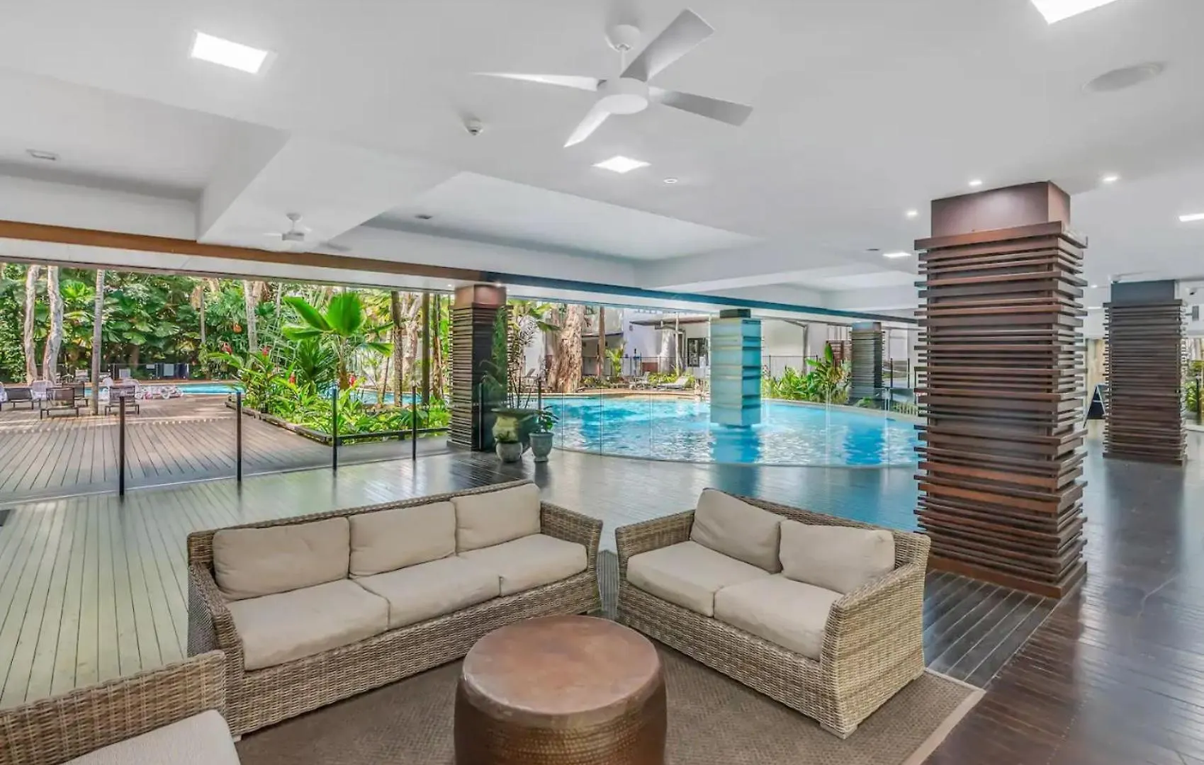 Palm Cove Beachside Apartments - Pool And Garden Views