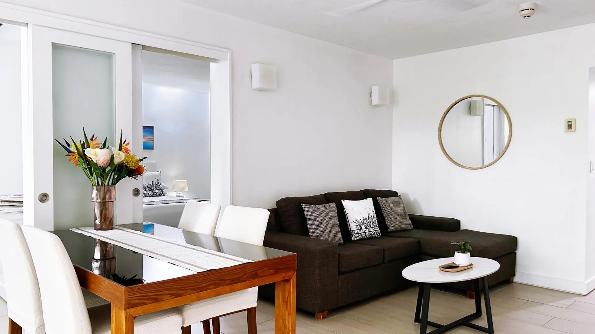 Palm Cove Beachside Apartments - Pool And Garden Views