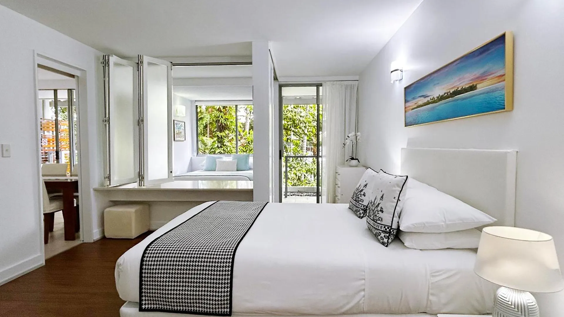 Palm Cove Beachside Apartments - Pool And Garden Views