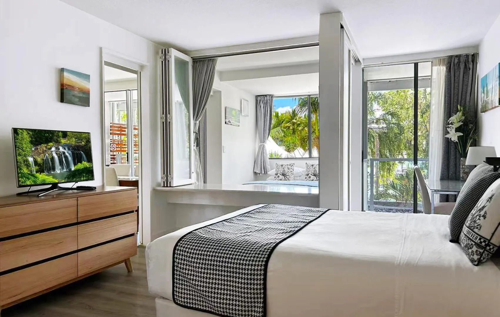 Palm Cove Beachside Apartments - Pool And Garden Views