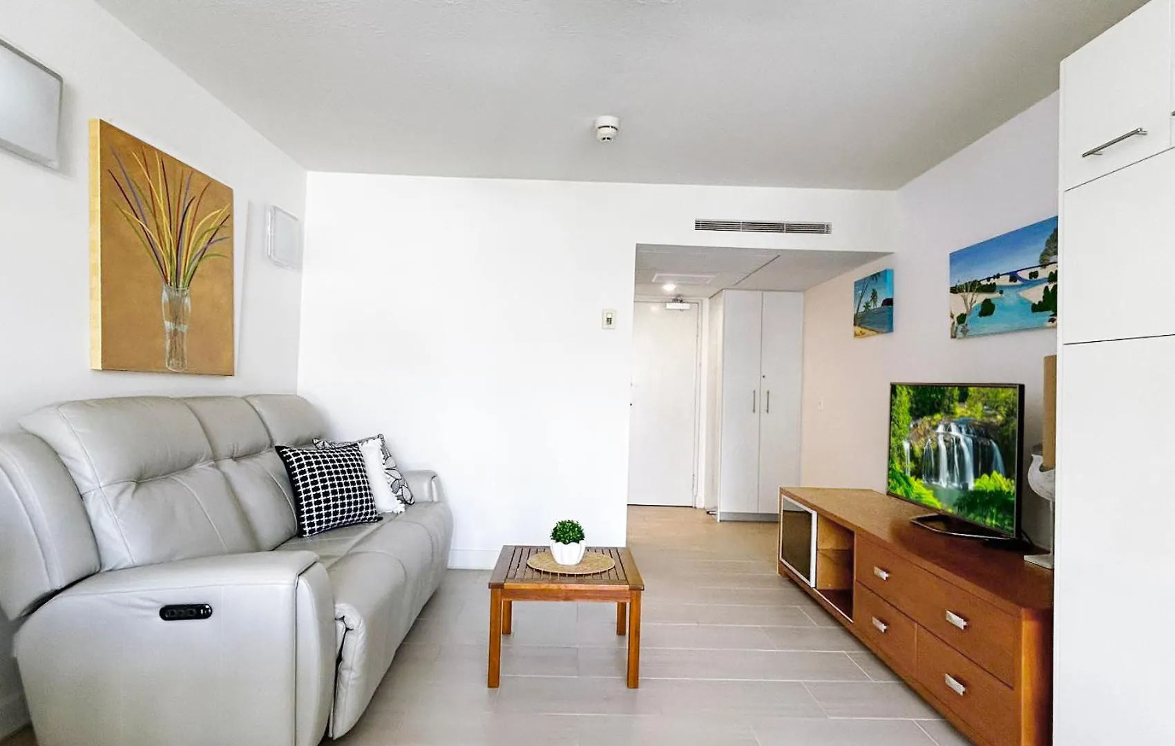 Palm Cove Beachside Apartments - Pool And Garden Views Australia