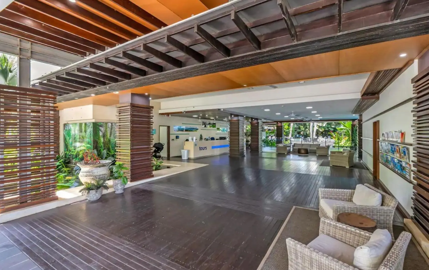 Palm Cove Beachside Apartments - Pool And Garden Views